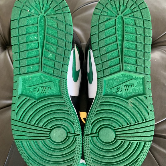 PRE-OWNED ‼️ Jordan 1 Mid GREEN TOE (Grade School) — 6Y (7.5W) - Picture 5 of 10